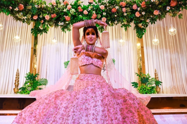 shagun-weddings-soniya-mandap-bride-pose